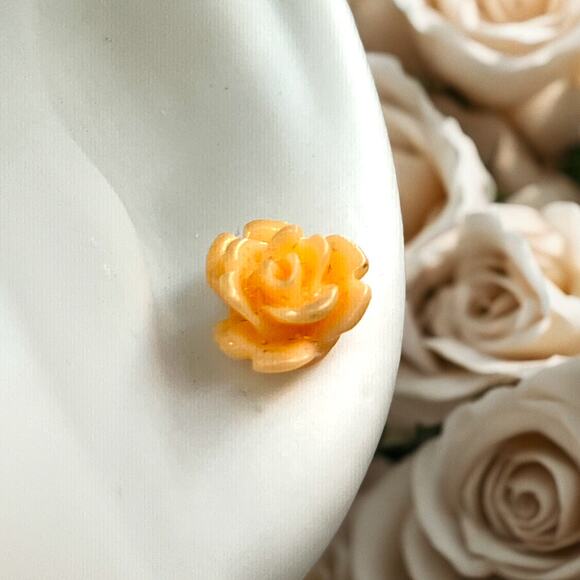 Carved Beige Rose Cameo Cabochon 7 mm Stud Earrings! - Picture 1 of 6